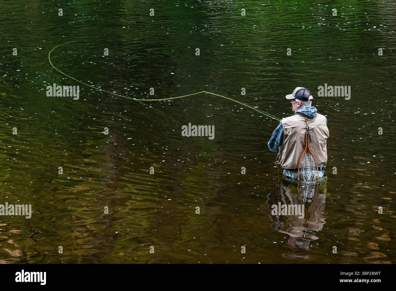 La pesca con la mosca Farmington fiume _ Barkhamsted, Connecticut, Stati Uniti d'America Foto Stock