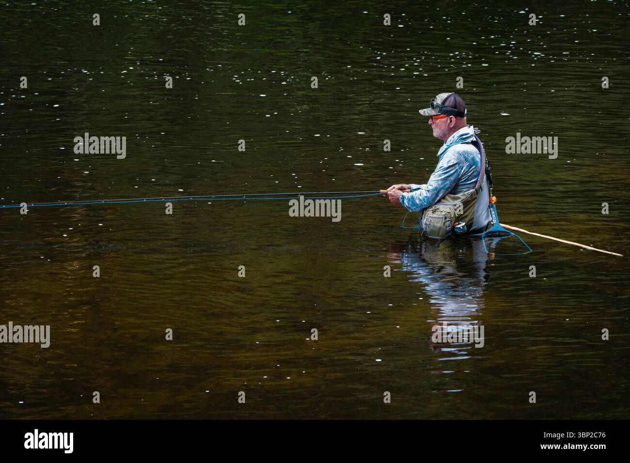 La pesca con la mosca Farmington fiume _ Barkhamsted, Connecticut, Stati Uniti d'America Foto Stock