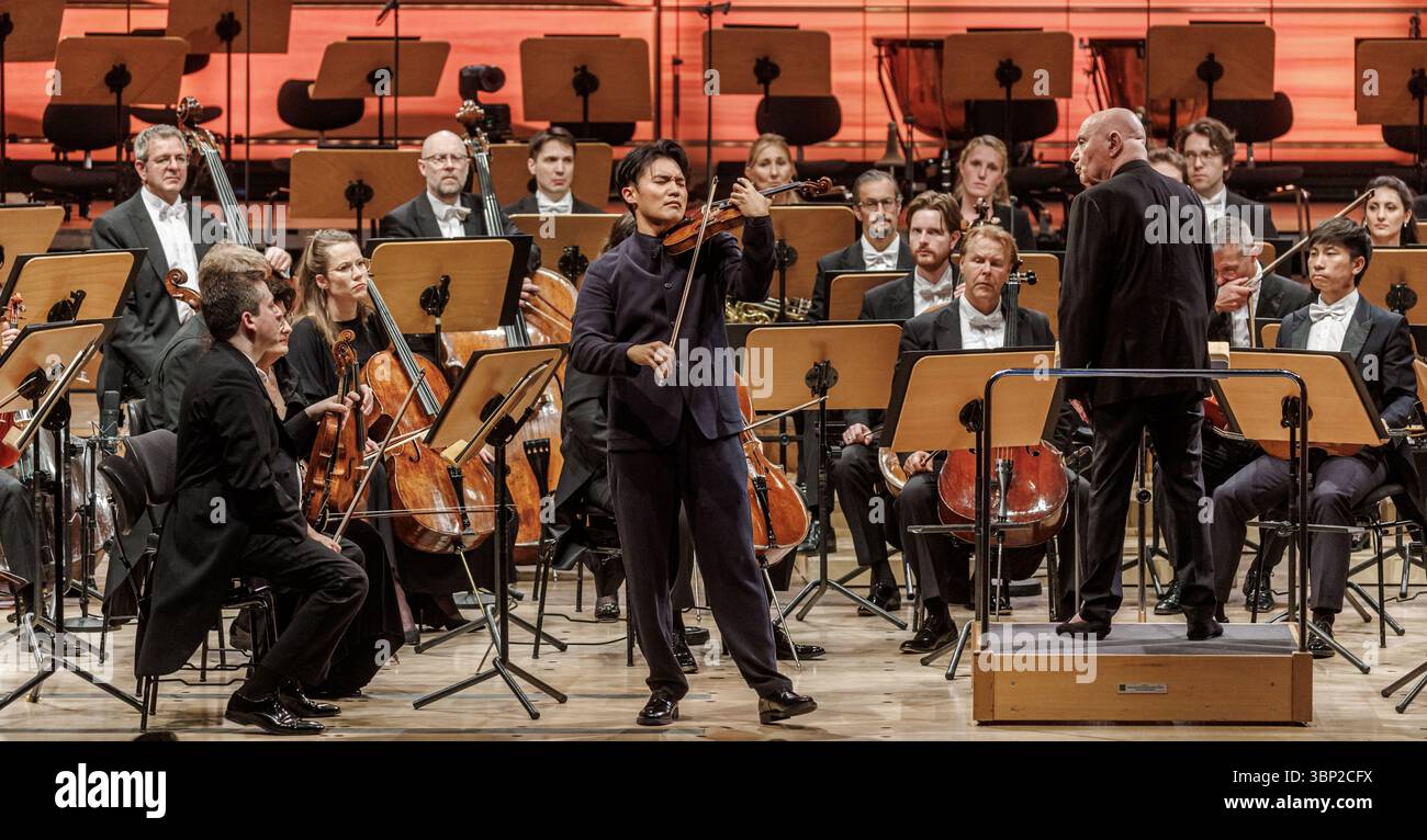 05 luglio 2025, Schleswig-Holstein, Lübeck: Il violinista taiwanese-australiano Ray Chen (M) suona con la NDR Elbphilharmonie Orchester sotto la direzione di Christoph Eschenbach (r) al concerto di apertura dello Schleswig-Holstein Musik Festival 2025. Foto: Markus Scholz/dpa Foto Stock