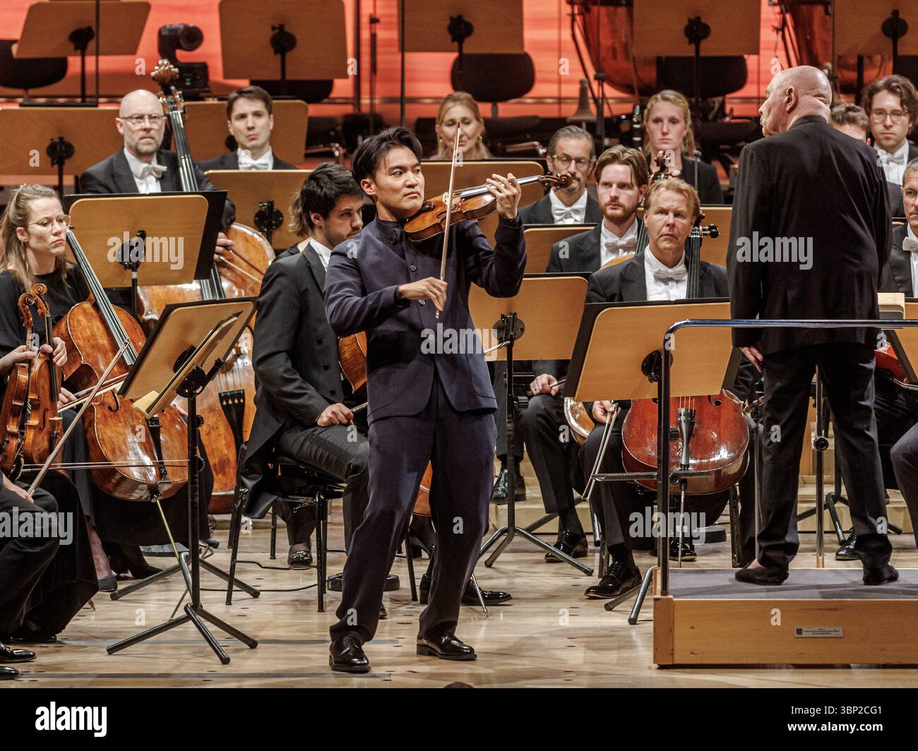 05 luglio 2025, Schleswig-Holstein, Lübeck: Il violinista taiwanese-australiano Ray Chen (M) suona con la NDR Elbphilharmonie Orchester sotto la direzione di Christoph Eschenbach (r) al concerto di apertura dello Schleswig-Holstein Musik Festival 2025. Foto: Markus Scholz/dpa Foto Stock