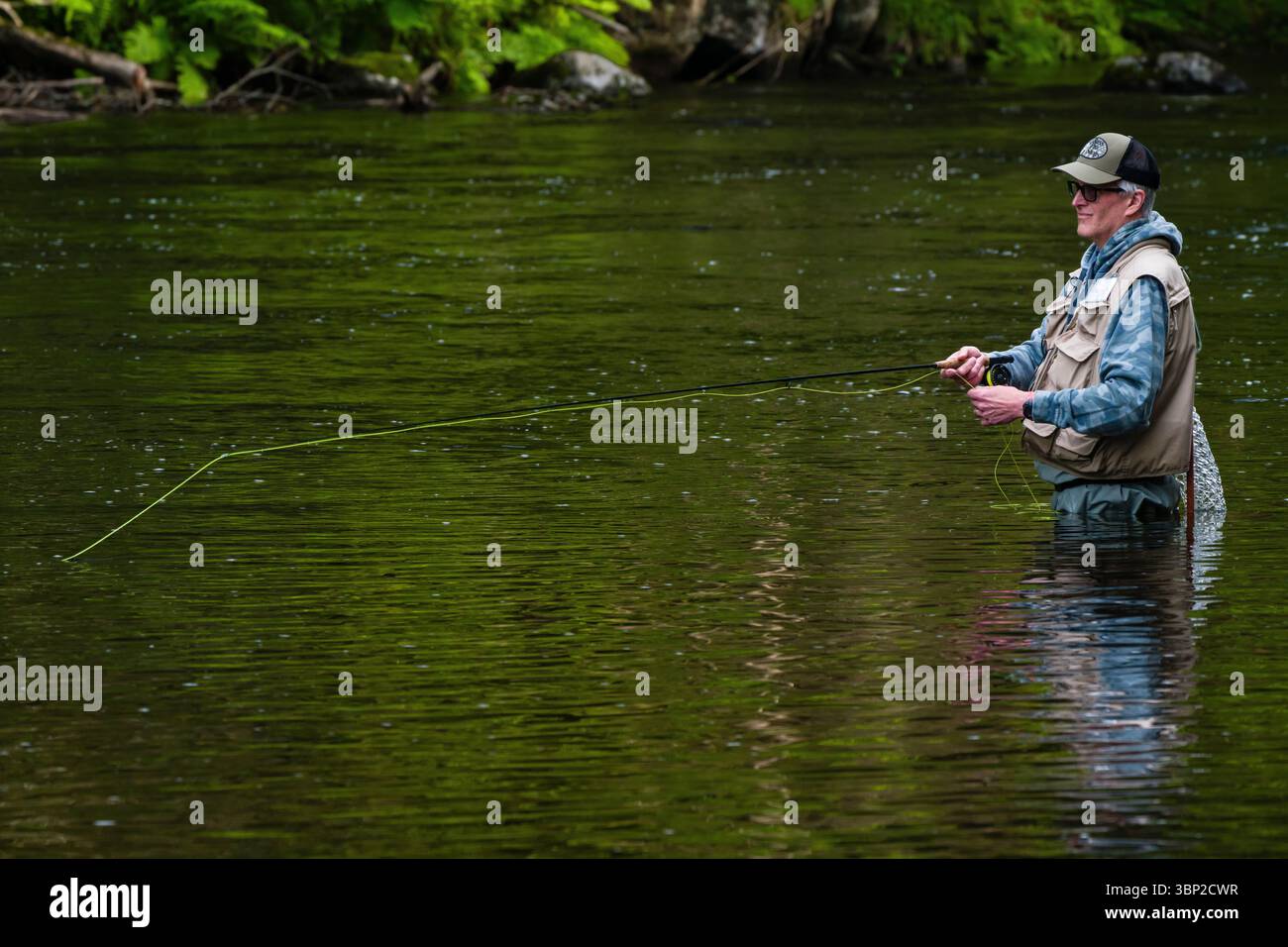 La pesca con la mosca Farmington fiume _ Barkhamsted, Connecticut, Stati Uniti d'America Foto Stock