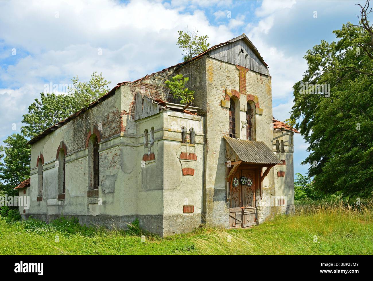 Parzialmente distrutto chiesa-cappella della madre di Dio nel villaggio di Zadvirya, regione di Leopoli, Ucraina, 1908 Foto Stock
