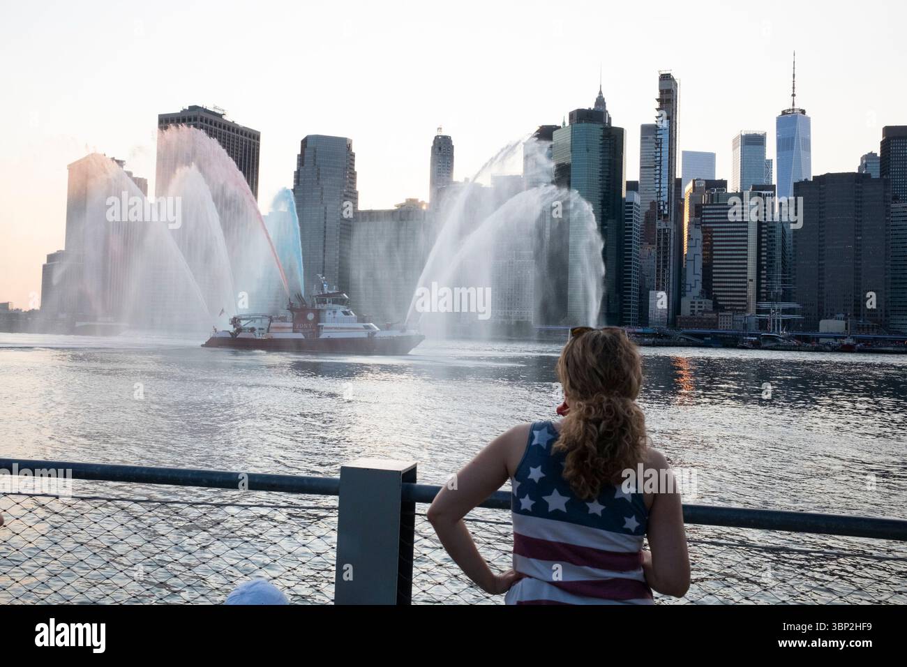 New York, New York, Stati Uniti. 4 luglio 2025. La gente aspetta i fuochi d'artificio per celebrare il giorno dell'indipendenza degli Stati Uniti il 4 luglio 2025 a New York. Decine di migliaia di persone hanno assistito all'ipnotico spettacolo da ponti, coste e tetti. Crediti: Aashish Kiphayet/ZUMA Wire/Alamy Live News Foto Stock