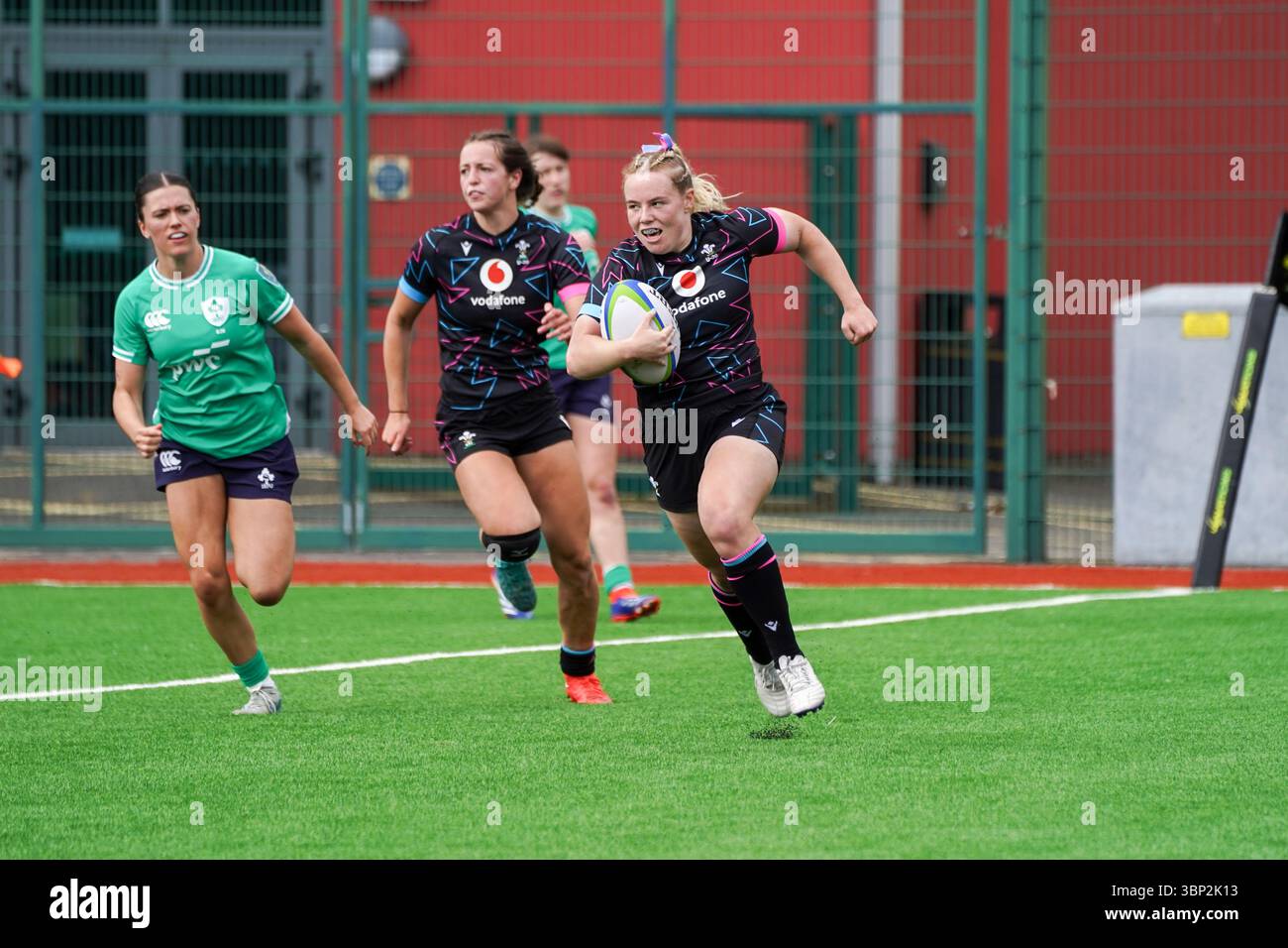 Ystrad Mynch, Galles, Regno Unito. 5 luglio 2025. Savannah Picton Powell segna per Galles contro Irlanda. Serie estiva U20s Six Nations, Ystrad Mynach 5 luglio 20204. Credit Alamy Live News / Penallta Photographics Foto Stock