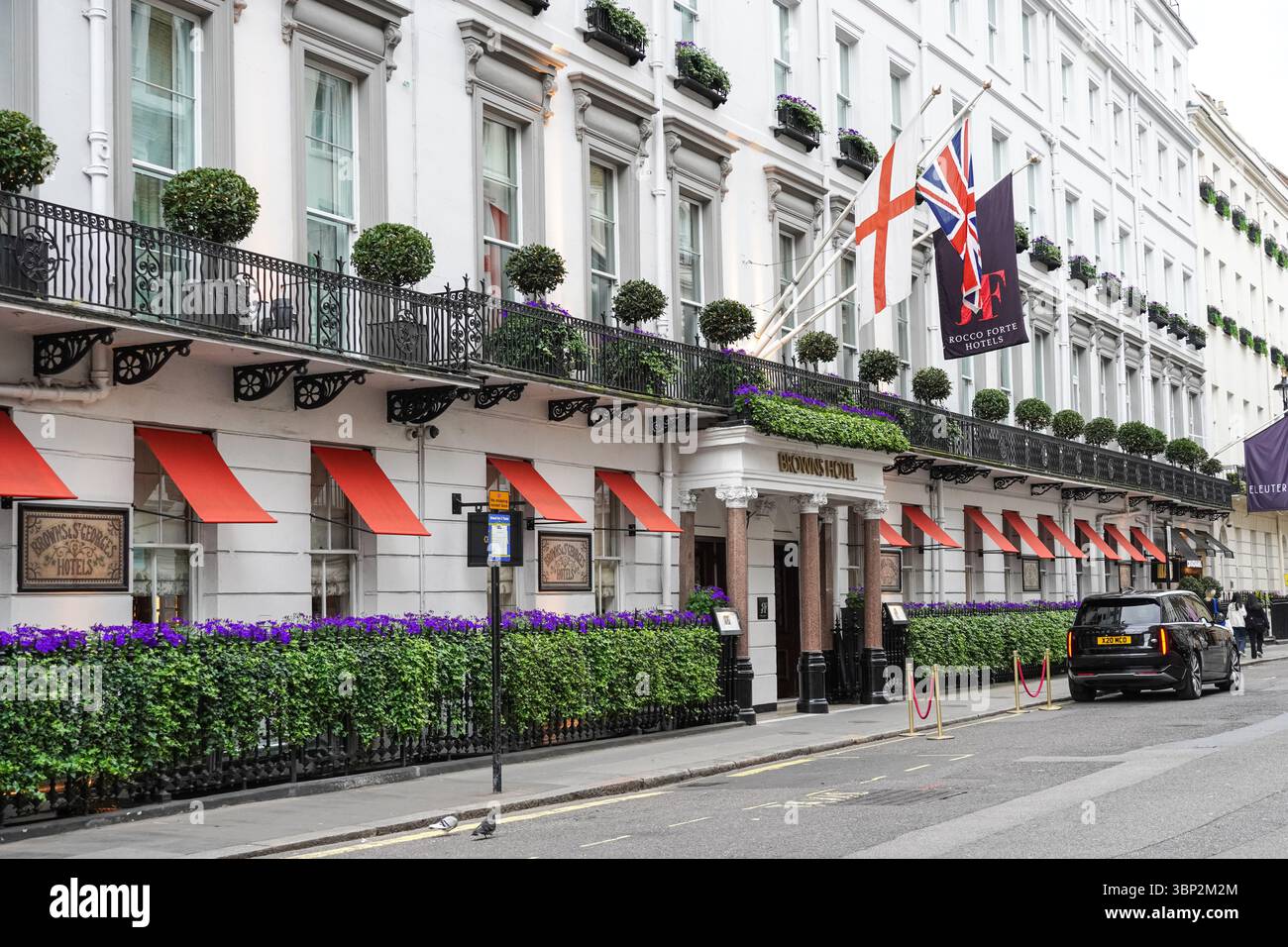 Brown's Hotel a Mayfair, facciata esterna, ingresso, Londra Inghilterra Regno Unito Foto Stock
