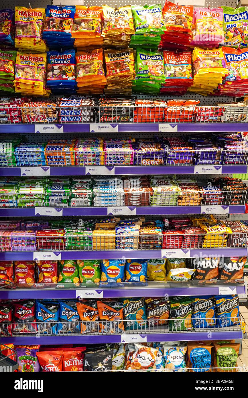 Stand con dolci e barrette di cioccolato in un negozio, Londra, Inghilterra Regno Unito Regno Unito Foto Stock
