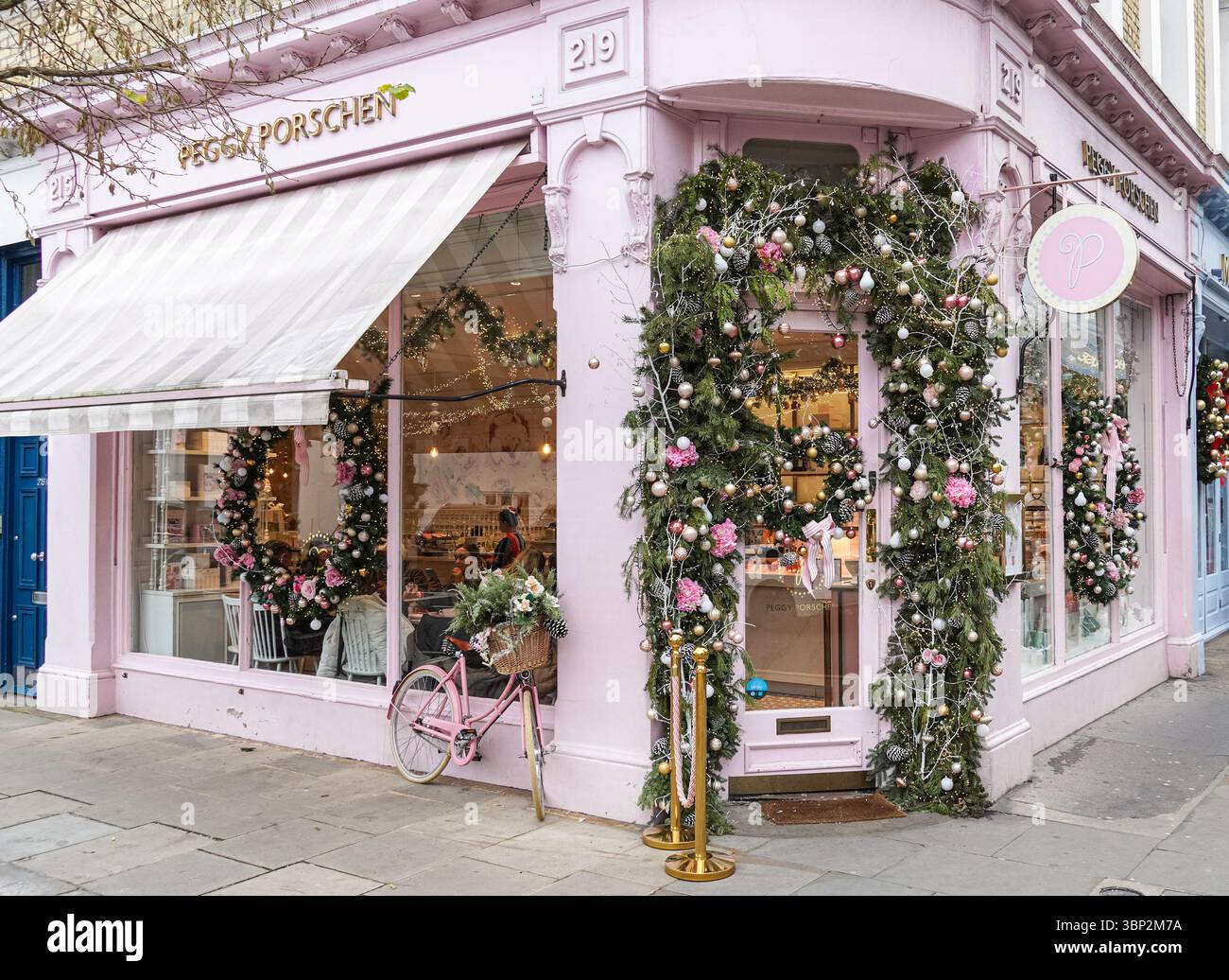 Decorazioni natalizie sul caffè rosa Peggy Porschen a Londra Inghilterra Regno Unito Foto Stock