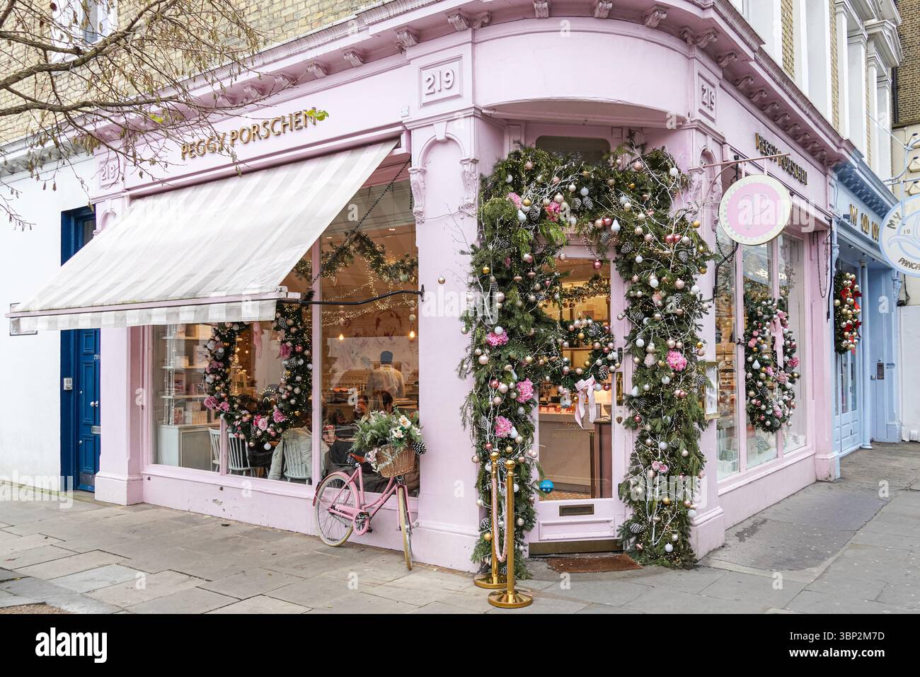 Decorazioni natalizie sul caffè rosa Peggy Porschen a Londra Inghilterra Regno Unito Foto Stock