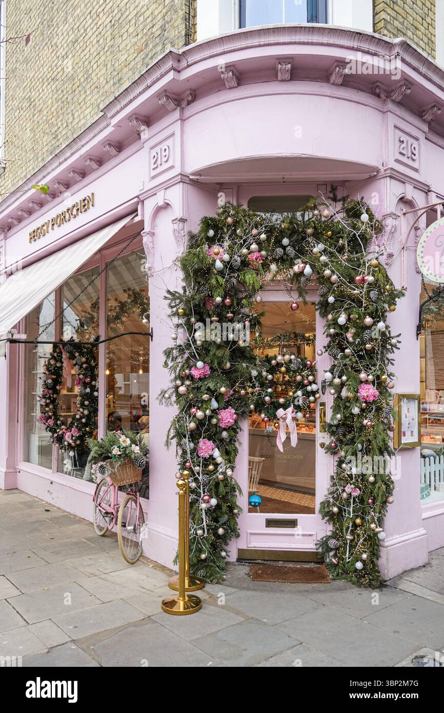 Decorazioni natalizie sul caffè rosa Peggy Porschen a Londra Inghilterra Regno Unito Foto Stock