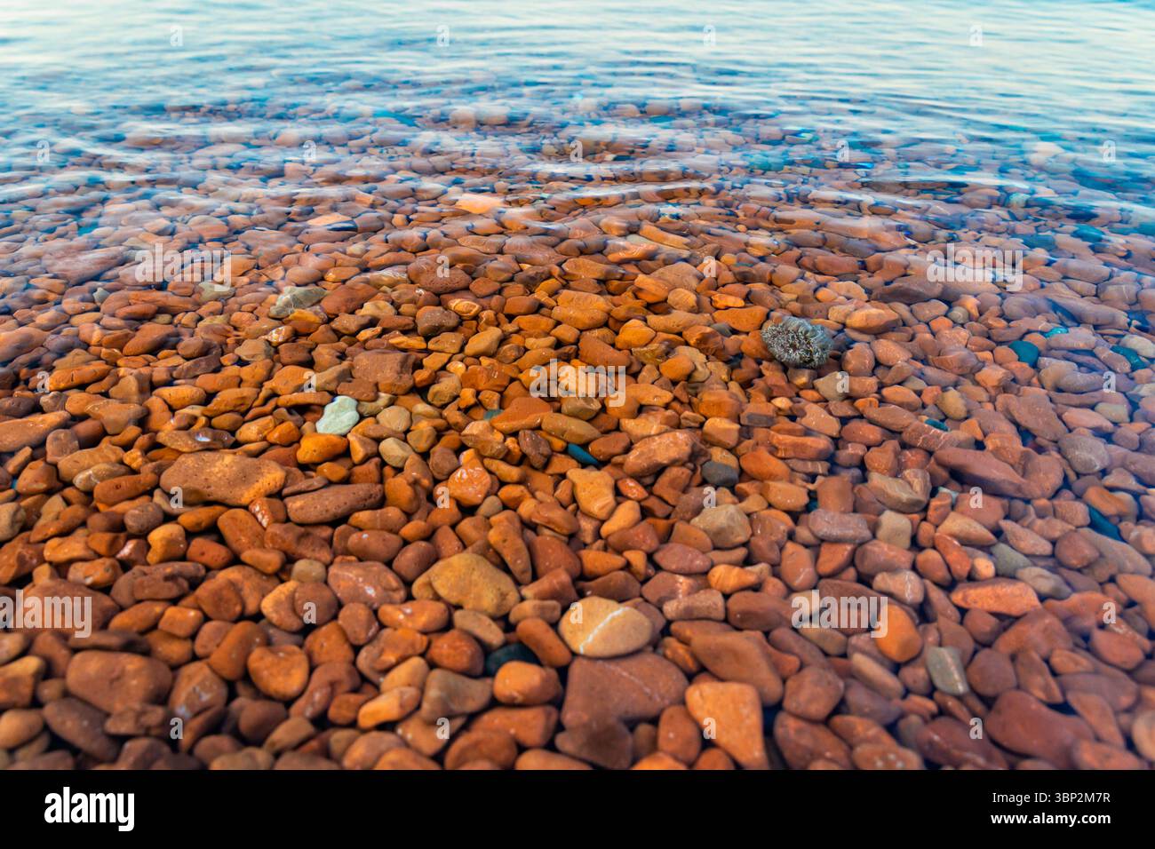 Splendida vista delle rocce colorate e delle acque cristalline di Ionas Beach lungo la riva del lago Superior Foto Stock
