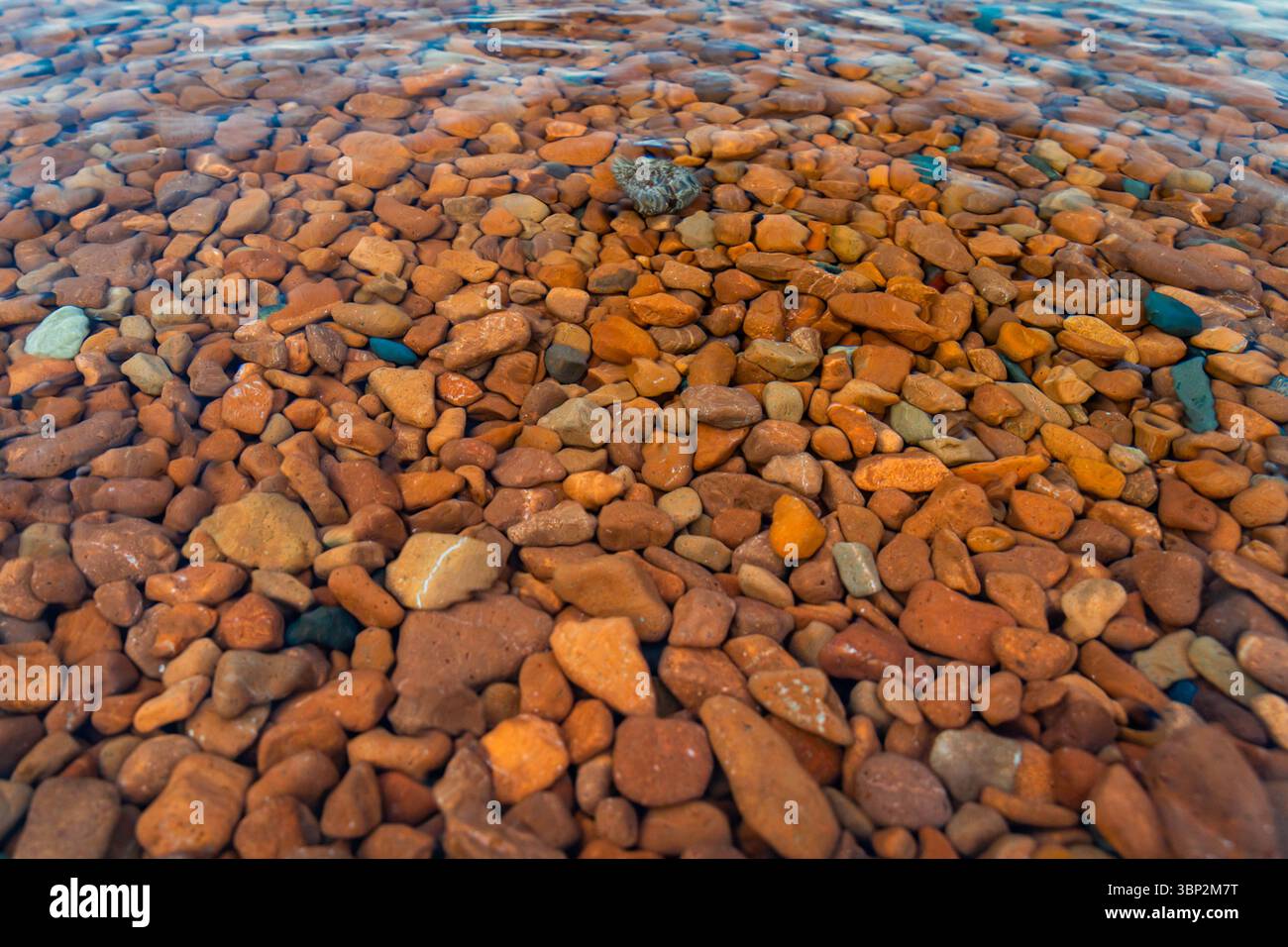 Splendida vista delle rocce colorate e delle acque cristalline di Ionas Beach lungo la riva del lago Superior Foto Stock