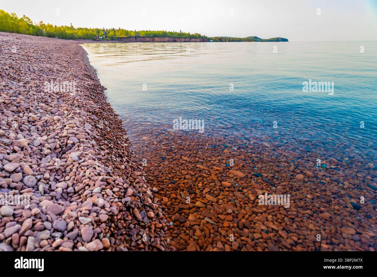 Splendida vista delle rocce colorate e delle acque cristalline di Ionas Beach lungo la riva del lago Superior Foto Stock