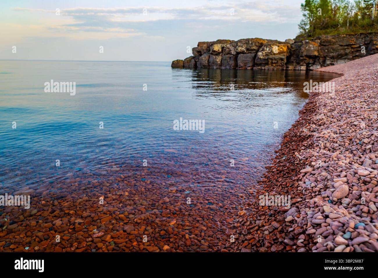 Splendida vista delle rocce colorate e delle acque cristalline di Ionas Beach lungo la riva del lago Superior Foto Stock