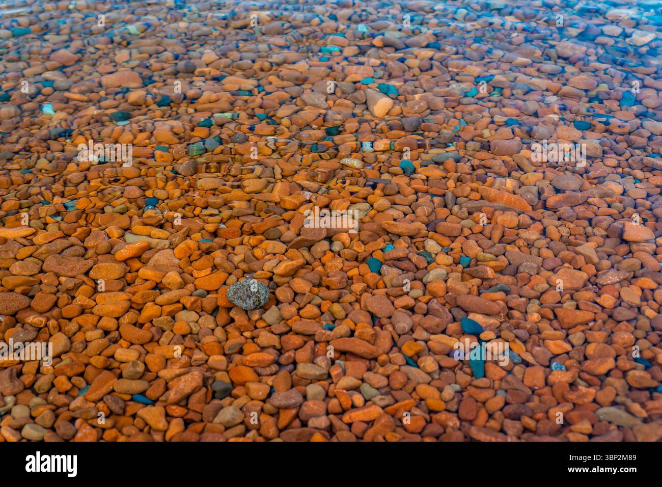 Splendida vista delle rocce colorate e delle acque cristalline di Ionas Beach lungo la riva del lago Superior Foto Stock