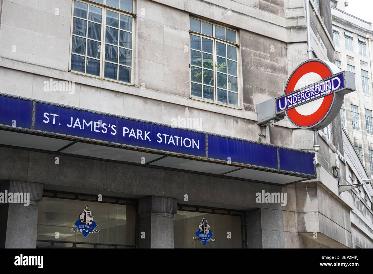 Ingresso alla metropolitana di St James's Park, stazione della metropolitana con l'insegna Londra Inghilterra Regno Unito Foto Stock
