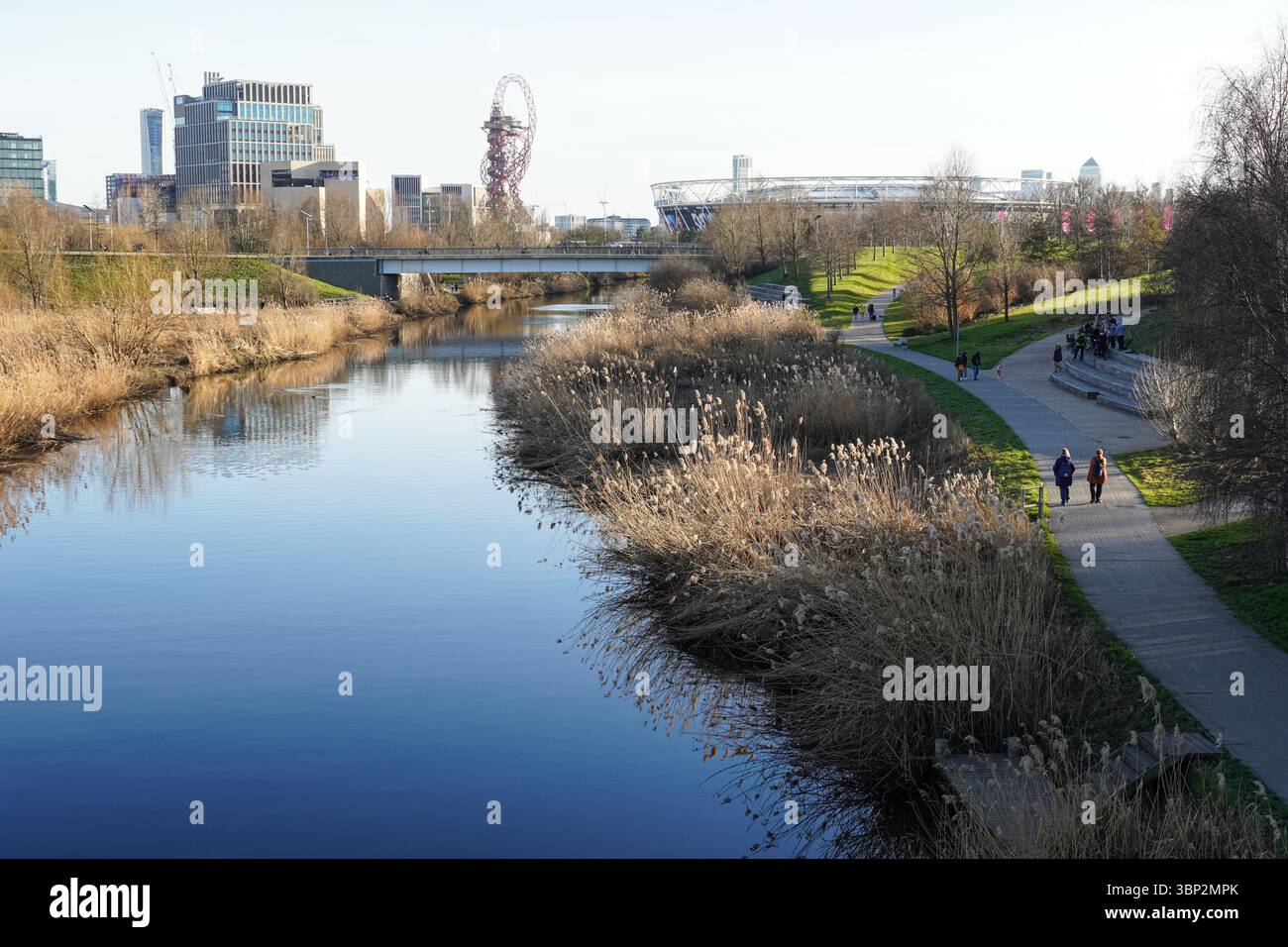 Fiume Lea in Queen Elizabeth Olympic Park, Londra, Inghilterra, Regno Unito Regno Unito Foto Stock Fiume Lea in Queen Elizabeth Olympic Park, Londra, Inghilterra, Regno Unito Regno Unito Foto Stock