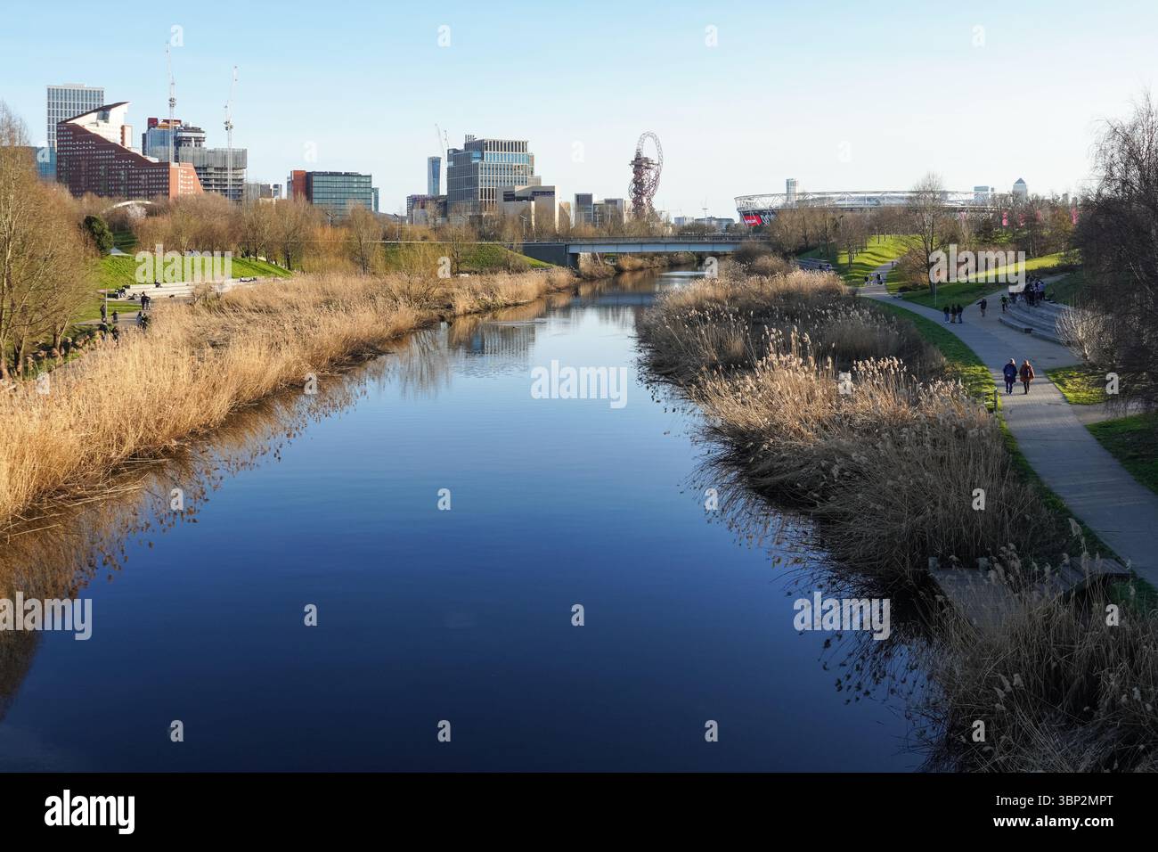 Fiume Lea in Queen Elizabeth Olympic Park, Londra, Inghilterra, Regno Unito Regno Unito Foto Stock Fiume Lea in Queen Elizabeth Olympic Park, Londra, Inghilterra, Regno Unito Regno Unito Foto Stock