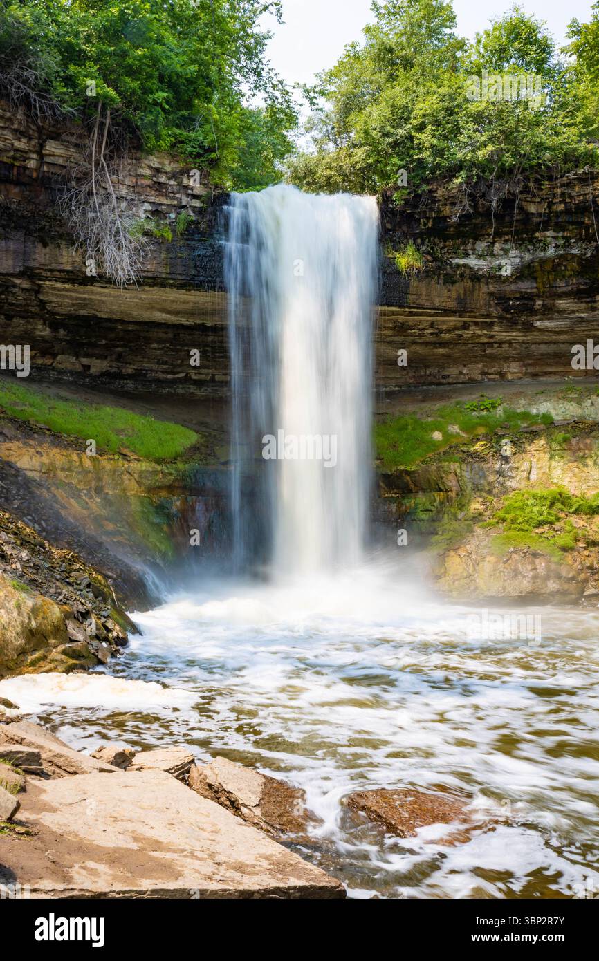 Splendida scena che cattura le cascate di Minnehaha e le bellezze naturali circostanti nel Minnehaha Regional Park Foto Stock