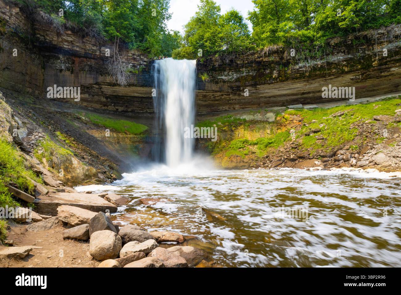 Splendida scena che cattura le cascate di Minnehaha e le bellezze naturali circostanti nel Minnehaha Regional Park Foto Stock
