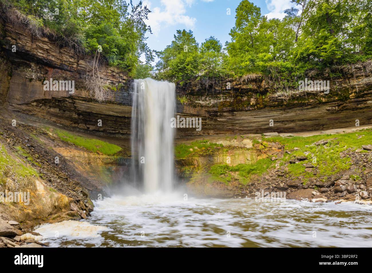 Splendida scena che cattura le cascate di Minnehaha e le bellezze naturali circostanti nel Minnehaha Regional Park Foto Stock