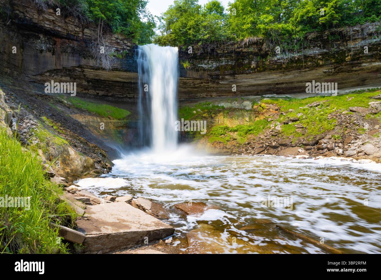 Splendida scena che cattura le cascate di Minnehaha e le bellezze naturali circostanti nel Minnehaha Regional Park Foto Stock