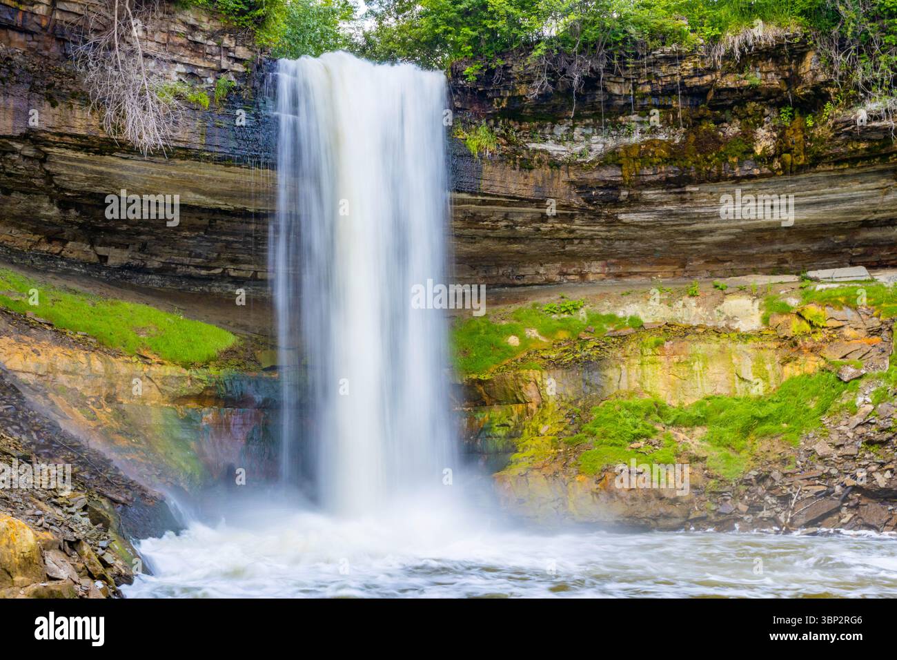 Splendida scena che cattura le cascate di Minnehaha e le bellezze naturali circostanti nel Minnehaha Regional Park Foto Stock