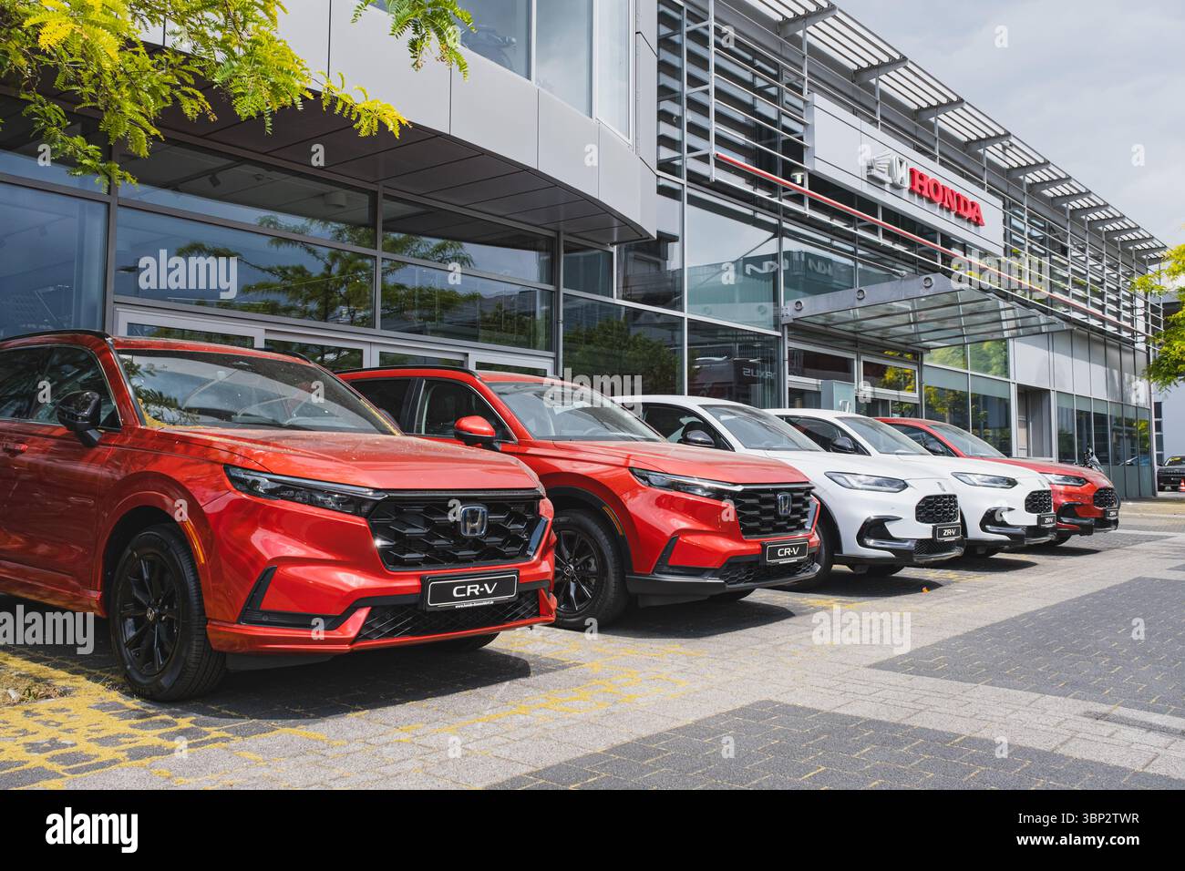 Vetture Honda nuove parcheggiate fuori dalla concessionaria Foto Stock