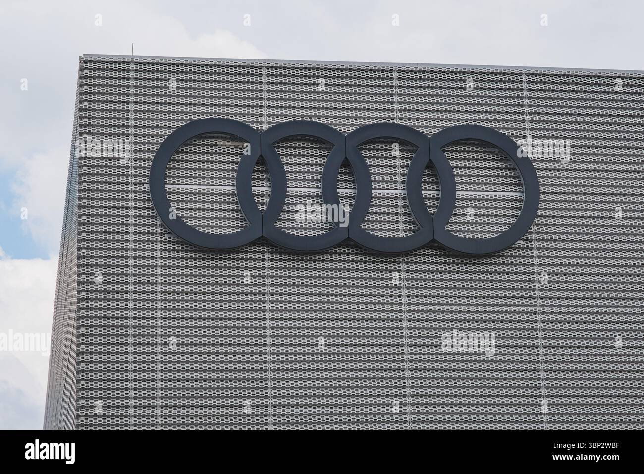 Logo del produttore di auto Audi sull'edificio Foto Stock