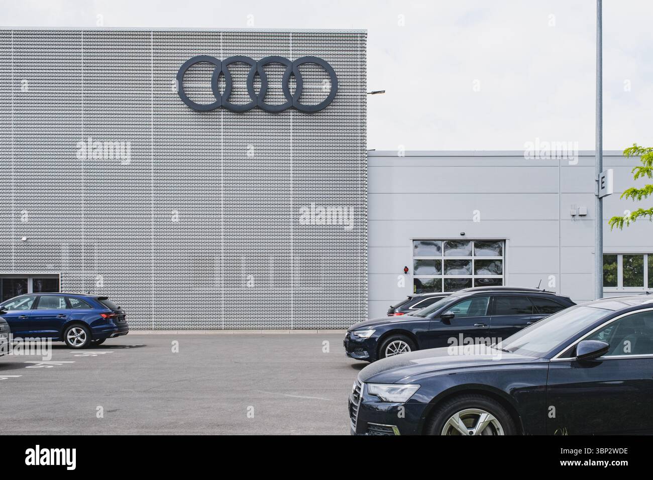 Emblema del produttore di auto Audi sull'edificio della concessionaria Foto Stock