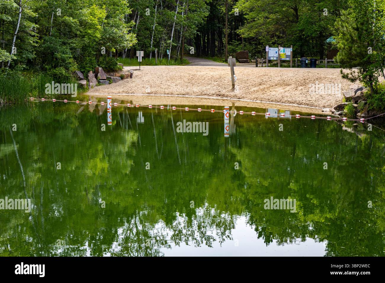 Una splendida spiaggia pubblica e un molo presso il Quarry Park and Nature Preserve Foto Stock