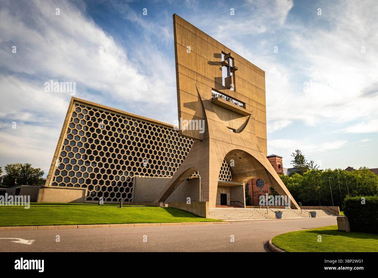 Il maestoso edificio principale dell'Abbazia di Saint Johns è immerso nel caldo bagliore del tramonto Foto Stock