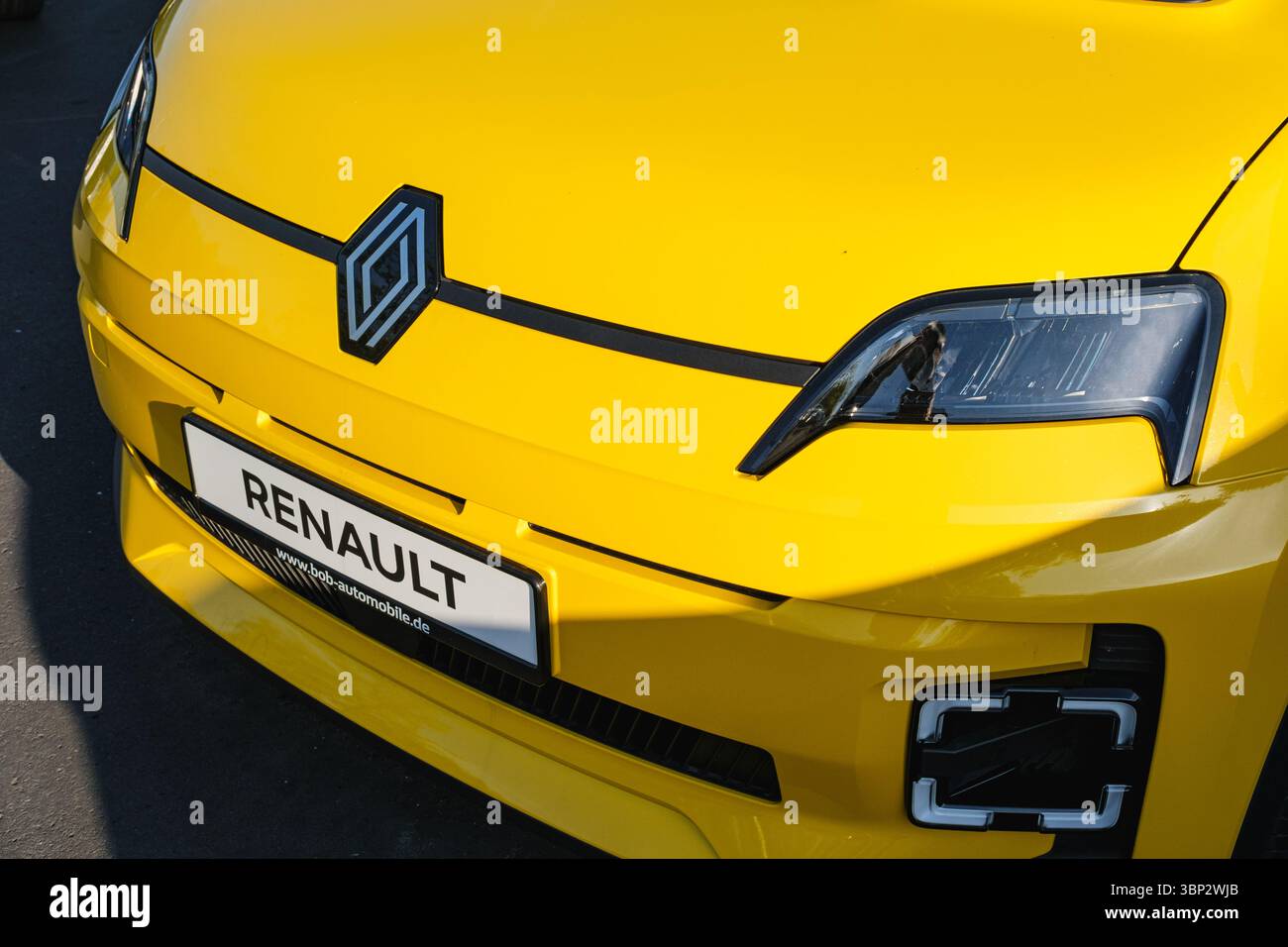 Modello Renault 5 parcheggiato all'esterno della concessionaria Foto Stock