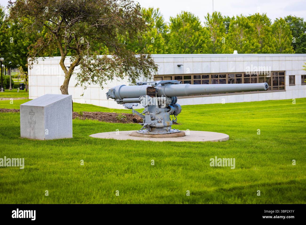 Una storica installazione di cannoni da guerra sorge in modo prominente sul terreno del Campidoglio dello stato del Minnesota a St. Paul Foto Stock