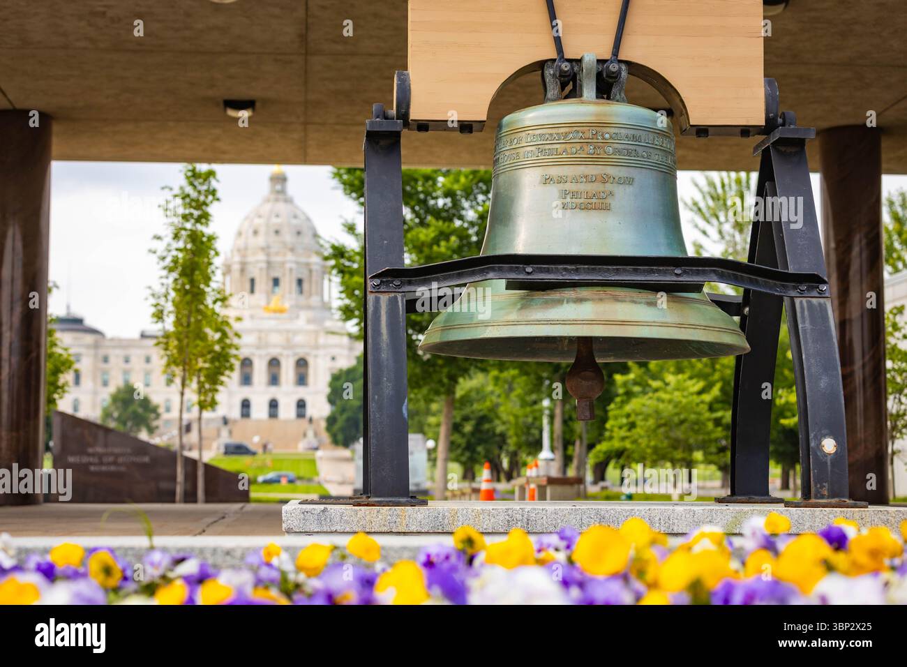 Una replica dell'iconica Liberty Bell esposta al Campidoglio del Minnesota a St. Paul Foto Stock