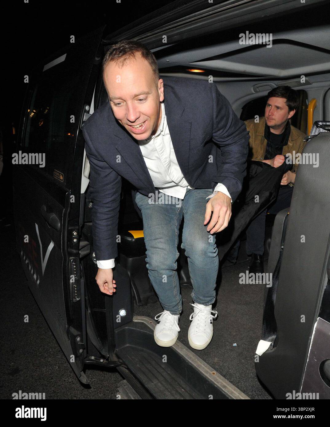 Matt Hancock alla nuova collezione d'arte "Ucraina con amore" di NFT, che raccoglierà fondi per CARE International UK's Ukraine Humanitarian Appeal, The NFT Gallery, dover Street, lunedì 27 febbraio 2023 a Londra, Inghilterra, Regno Unito. CAP/CAN ©CAN/Capital Pictures Foto Stock