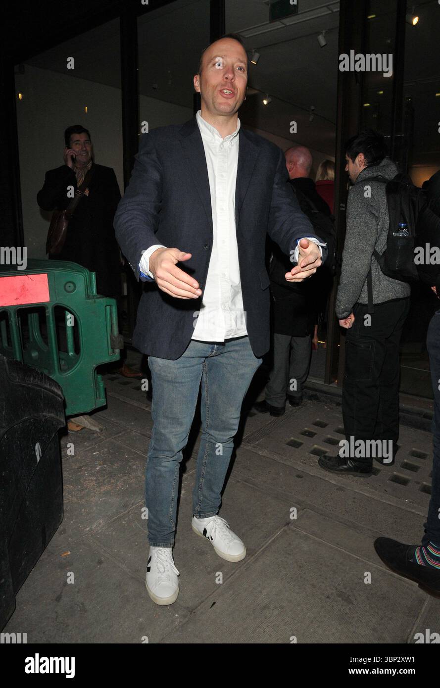 Matt Hancock alla nuova collezione d'arte "Ucraina con amore" di NFT, che raccoglierà fondi per CARE International UK's Ukraine Humanitarian Appeal, The NFT Gallery, dover Street, lunedì 27 febbraio 2023 a Londra, Inghilterra, Regno Unito. CAP/CAN ©CAN/Capital Pictures Foto Stock