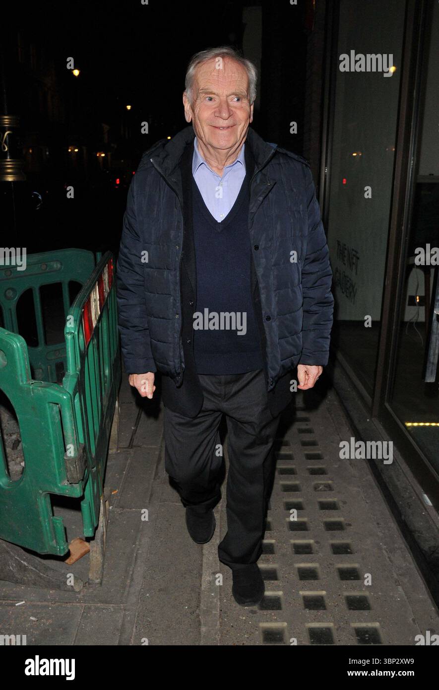 Jeffrey Archer alla nuova collezione d'arte "Ucraina con amore" di NFT lancia il fondo per LA raccolta di fondi per CARE International UK's Ukraine Humanitarian Appeal, The NFT Gallery, dover Street, lunedì 27 febbraio 2023 a Londra, Inghilterra, Regno Unito. CAP/CAN ©CAN/Capital Pictures Foto Stock