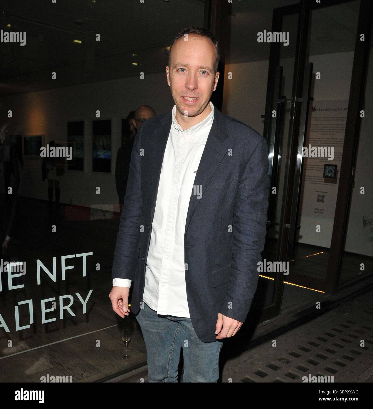 Matt Hancock alla nuova collezione d'arte "Ucraina con amore" di NFT, che raccoglierà fondi per CARE International UK's Ukraine Humanitarian Appeal, The NFT Gallery, dover Street, lunedì 27 febbraio 2023 a Londra, Inghilterra, Regno Unito. CAP/CAN ©CAN/Capital Pictures Foto Stock