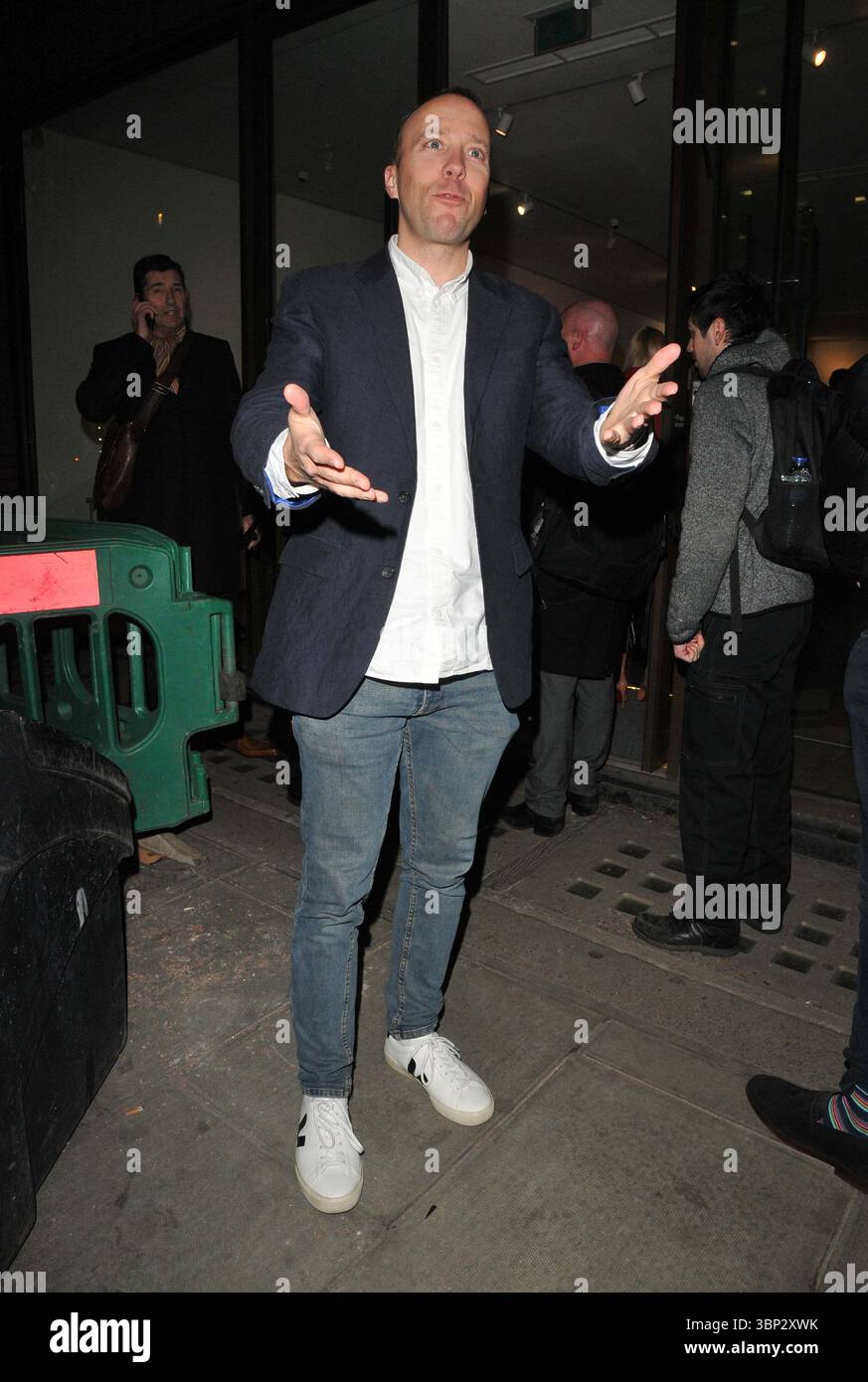 Matt Hancock alla nuova collezione d'arte "Ucraina con amore" di NFT, che raccoglierà fondi per CARE International UK's Ukraine Humanitarian Appeal, The NFT Gallery, dover Street, lunedì 27 febbraio 2023 a Londra, Inghilterra, Regno Unito. CAP/CAN ©CAN/Capital Pictures Foto Stock