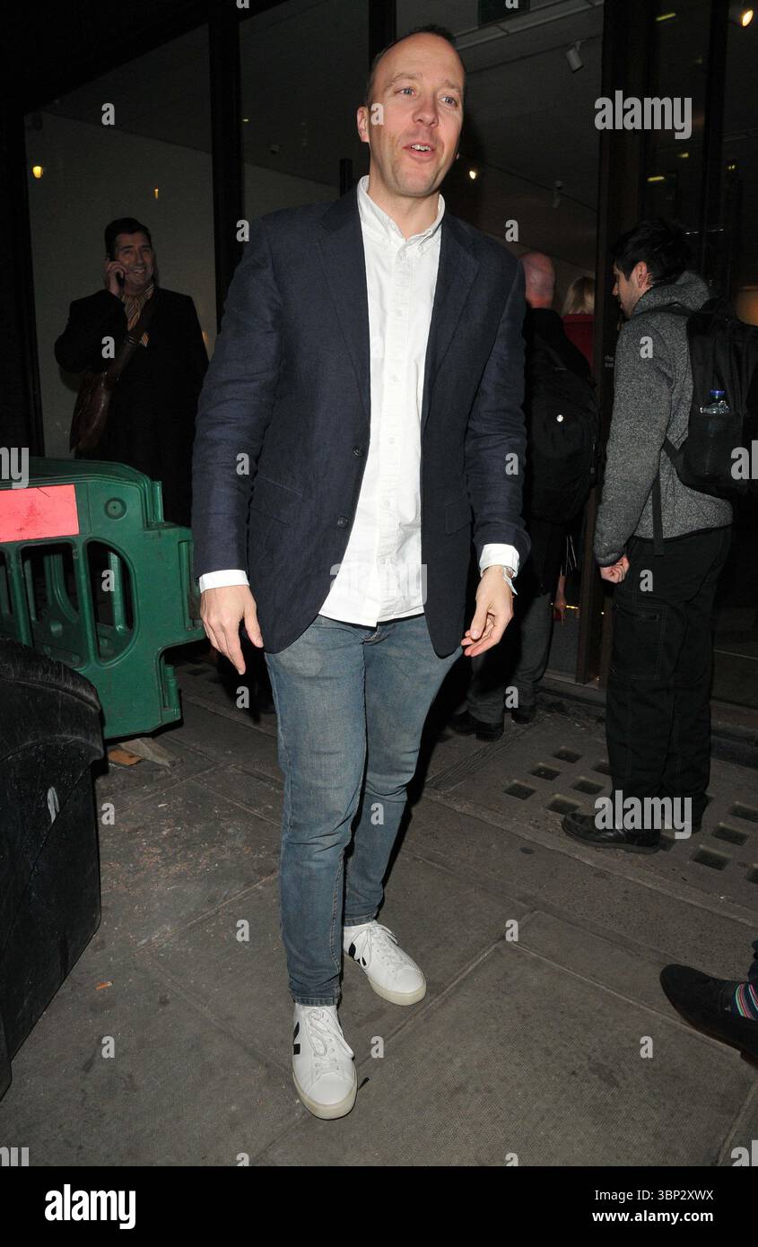 Matt Hancock alla nuova collezione d'arte "Ucraina con amore" di NFT, che raccoglierà fondi per CARE International UK's Ukraine Humanitarian Appeal, The NFT Gallery, dover Street, lunedì 27 febbraio 2023 a Londra, Inghilterra, Regno Unito. CAP/CAN ©CAN/Capital Pictures Foto Stock