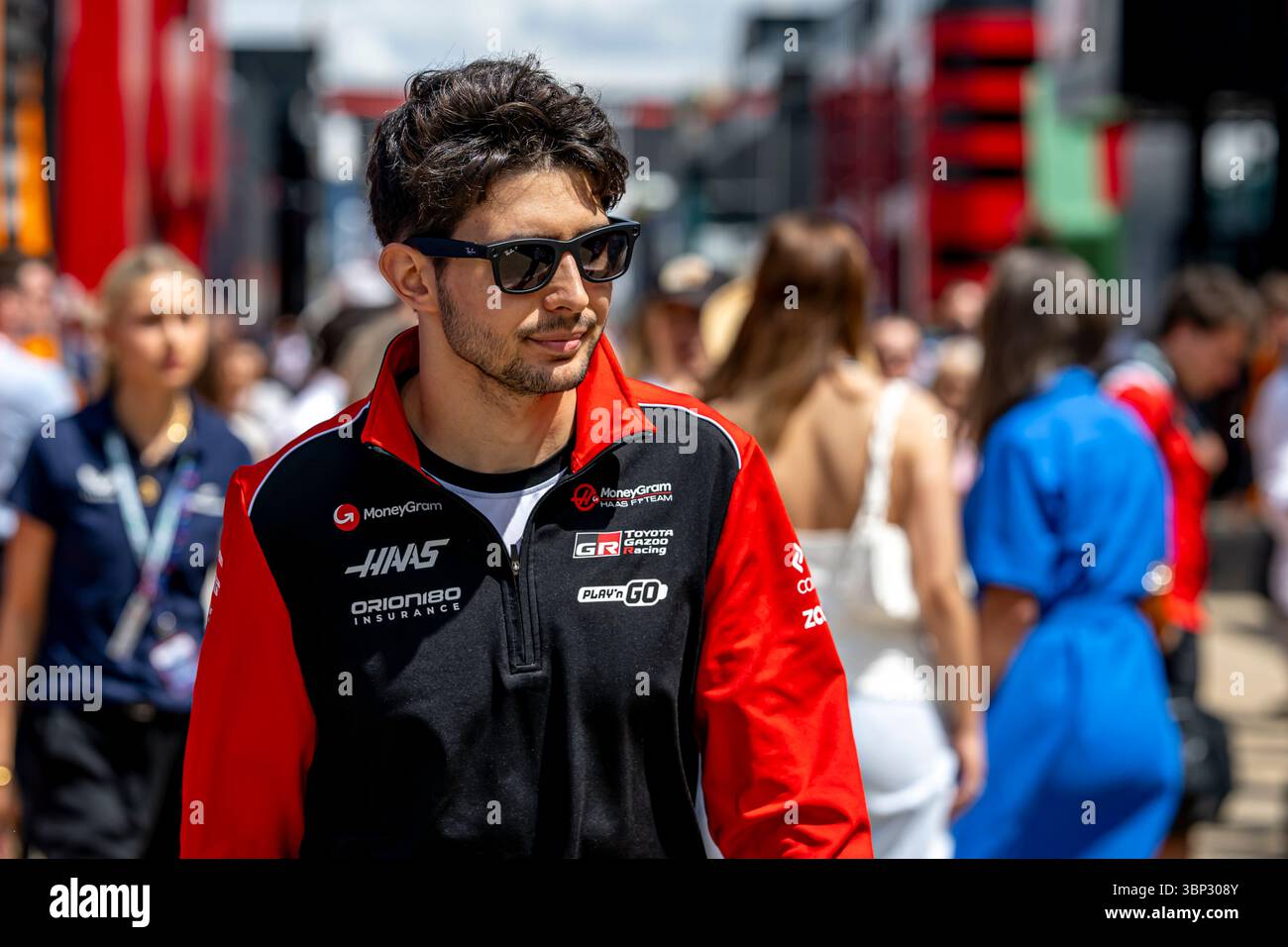 Silverstone, Regno Unito, 03 luglio 2025, Esteban Ocon, dalla Francia gareggia per Haas F1. Il Gran Premio di Gran Bretagna 2025 The Build Up, che si svolge a Silverstone, Regno Unito. Crediti: Michael Potts/Alamy Live News Foto Stock