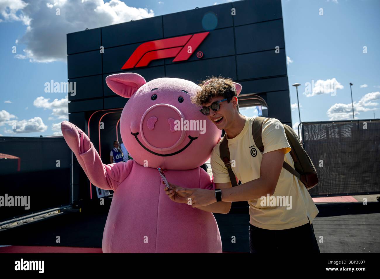 Silverstone, Regno Unito, 03 luglio 2025, Oliver Bearman, dal Regno Unito gareggia per Haas F1. Il Gran Premio di Gran Bretagna 2025 The Build Up, che si svolge a Silverstone, Regno Unito. Crediti: Michael Potts/Alamy Live News Foto Stock