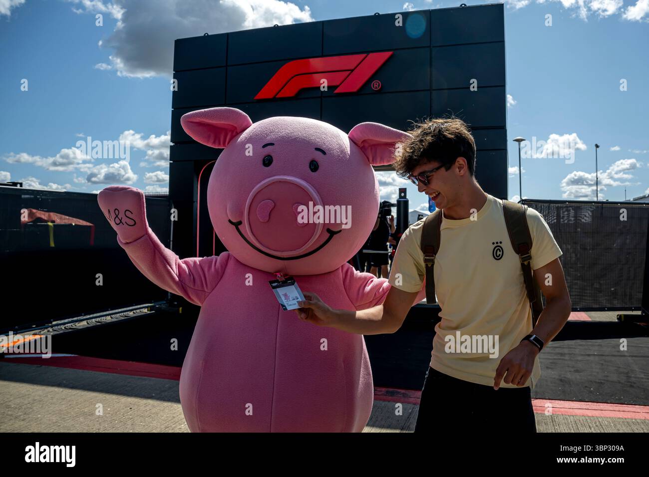 Silverstone, Regno Unito, 03 luglio 2025, Oliver Bearman, dal Regno Unito gareggia per Haas F1. Il Gran Premio di Gran Bretagna 2025 The Build Up, che si svolge a Silverstone, Regno Unito. Crediti: Michael Potts/Alamy Live News Foto Stock