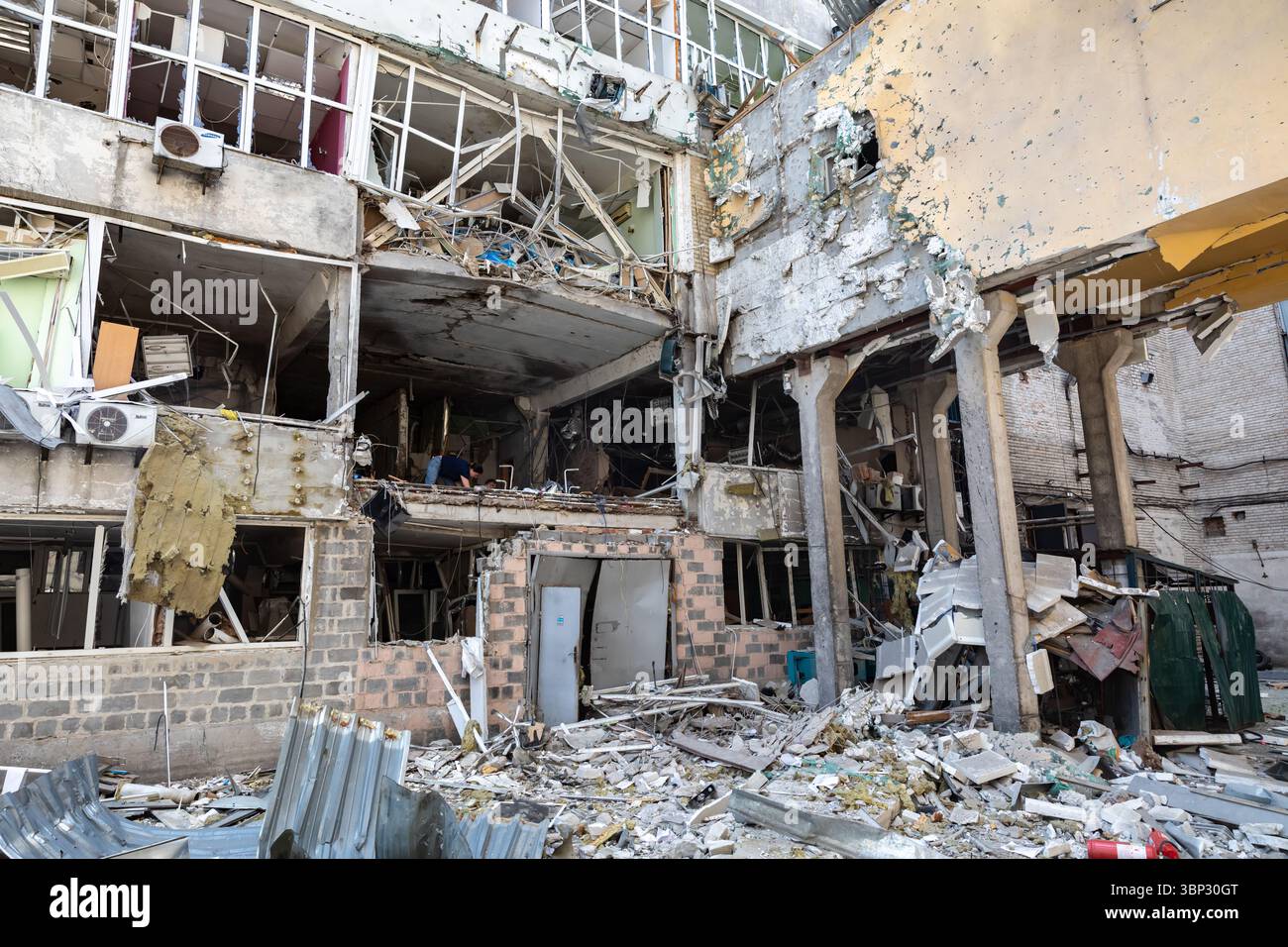Kiev, Ucraina. 4 luglio 2025. Gli edifici danneggiati a Kiev sono visti dopo un attacco aereo, evidenziando la devastazione della guerra in corso. Detriti e rovine coprono l'area dove una volta la vita prosperava. Credito: SOPA Images Limited/Alamy Live News Foto Stock
