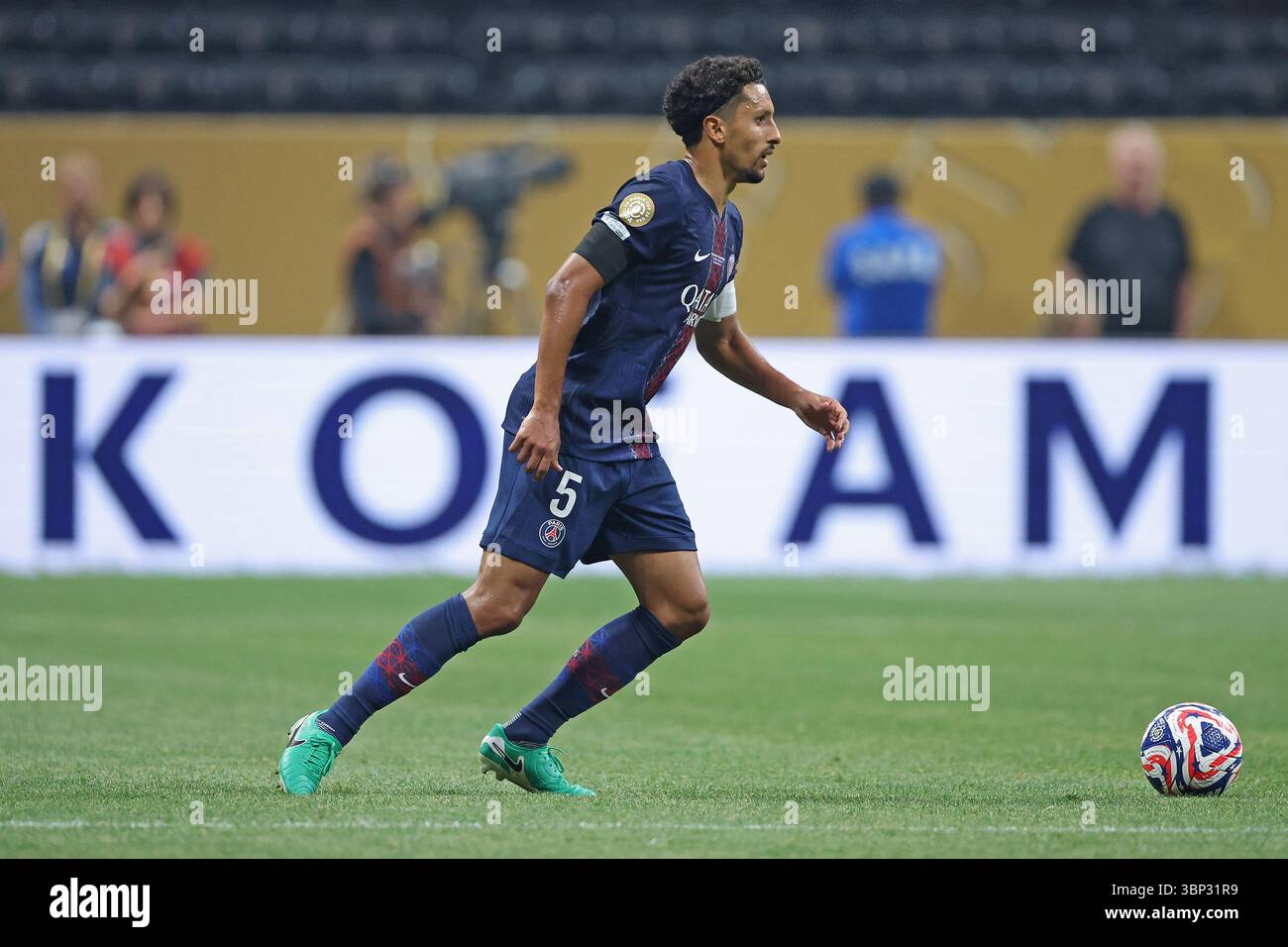 Atlanta, Stati Uniti. 5 luglio 2025. Marquinhos del PSG corre con la palla durante la partita tra PSG e FC Bayern Monaco, per i quarti di finale della Coppa del mondo per club FIFA 2025, al Mercedes-Benz Stadium di Atlanta, Stati Uniti, il 5 luglio 2025. Foto: Heuler Andrey/DiaEsportivo/Alamy Live News crediti: DiaEsportivo/Alamy Live News Foto Stock