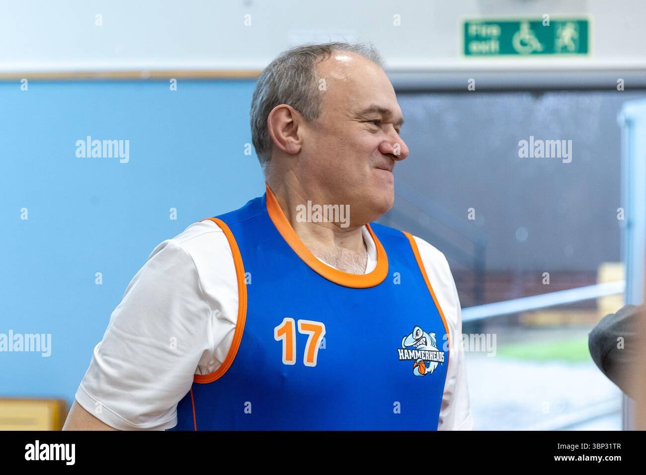 King James's School, Knaresborough, Regno Unito. Domenica 23 marzo 2025. Il leader liberale ed Davey impara a giocare a basket su sedia a rotelle prima del suo discorso di apertura con gli Harrogate Hammerheads, una squadra di basket su sedia a rotelle. È affiancato dal portavoce della cultura, dei media e dello sport Max Wilkinson, dal deputato Roz Savage e dall'Housing, Communities e dal portavoce del governo locale Vikki Slade. Foto Stock
