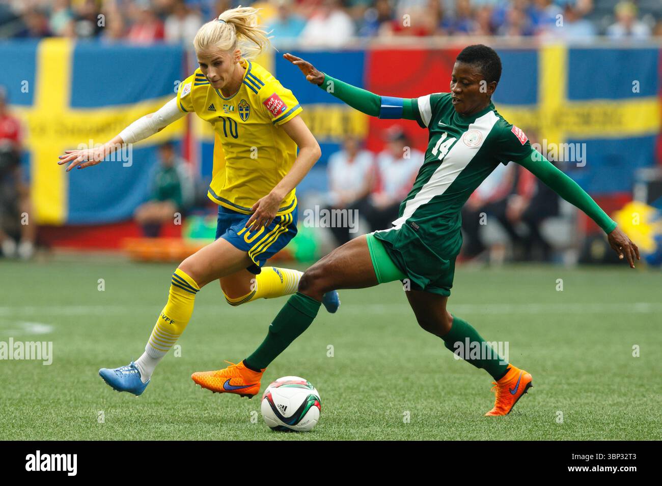 Sofia Jacobsson della Svezia (10) combatte contro Evelyn Nwabuoku della Nigeria (14) durante una partita del gruppo D della Coppa del mondo femminile l'8 giugno 2015 al Winnipeg Stadium di Winnipeg, in Canada. Solo per uso editoriale. Uso commerciale vietato. (Fotografia di Jonathan Paul Larsen / Diadem Images) Foto Stock