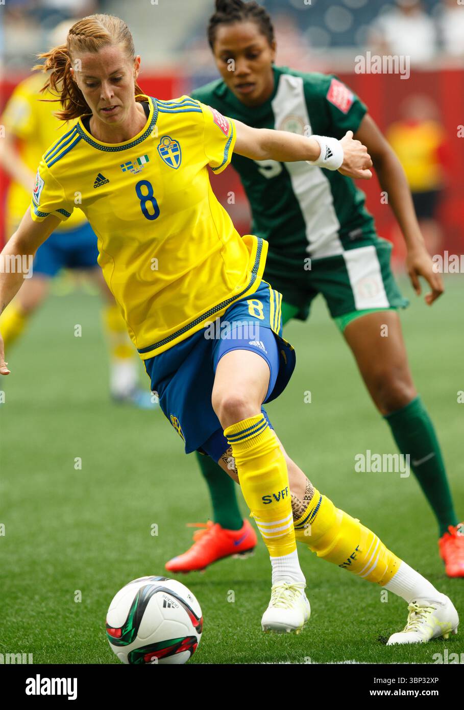 Lotta Schelin di Svezia (8) sul pallone durante una partita del gruppo D della Coppa del mondo femminile l'8 giugno 2015 al Winnipeg Stadium di Winnipeg, in Canada. Solo per uso editoriale. Uso commerciale vietato. (Fotografia di Jonathan Paul Larsen / Diadem Images) Foto Stock