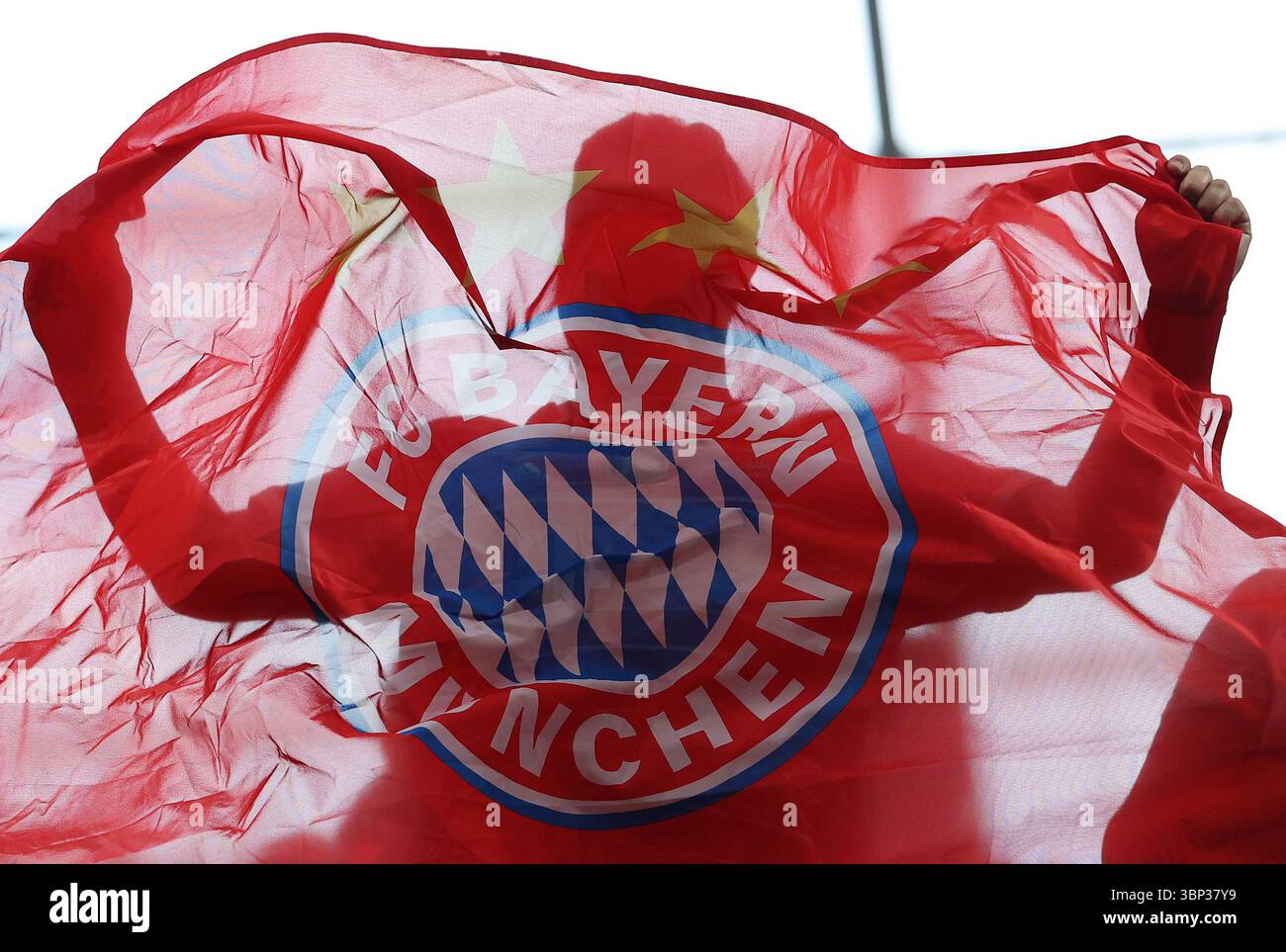 Atlanta, Stati Uniti. 5 luglio 2025. Un sostenitore del Bayern Monaco viene visto prima dei quarti di finale tra Paris Saint-Germain (fra) e FC Bayern Monaco (GER) alla Coppa del mondo per club FIFA 2025 al Mercedes-Benz Stadium di Atlanta, Georgia, Stati Uniti, 5 luglio, 2025. credito: li Ming/Xinhua/Alamy Live News Foto Stock