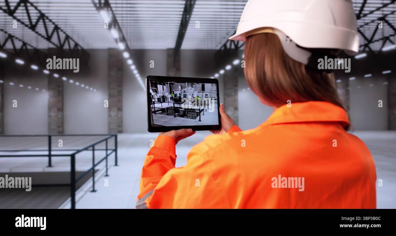 Futuro progettista industriale che esegue la scansione in fabbrica utilizzando l'app per tecnologia AR Foto Stock